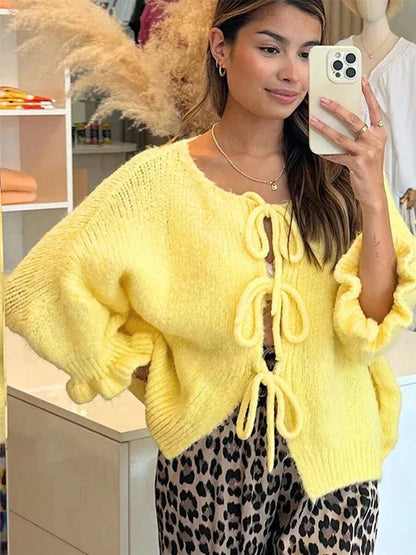 Cardigan femme jaune avec nœuds décoratifs et ouverture sur le devant, en tissu doux et respirant.