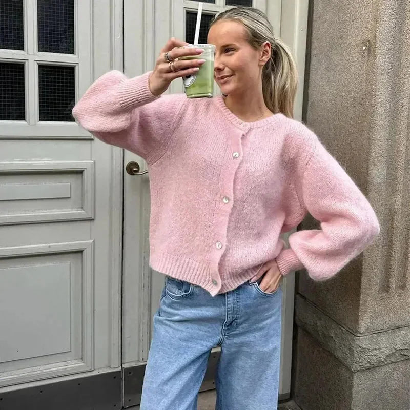 Cardigan femme beige à manches bouffantes avec motif léopard en tissu léger. Parfait pour des tenues décontractées.