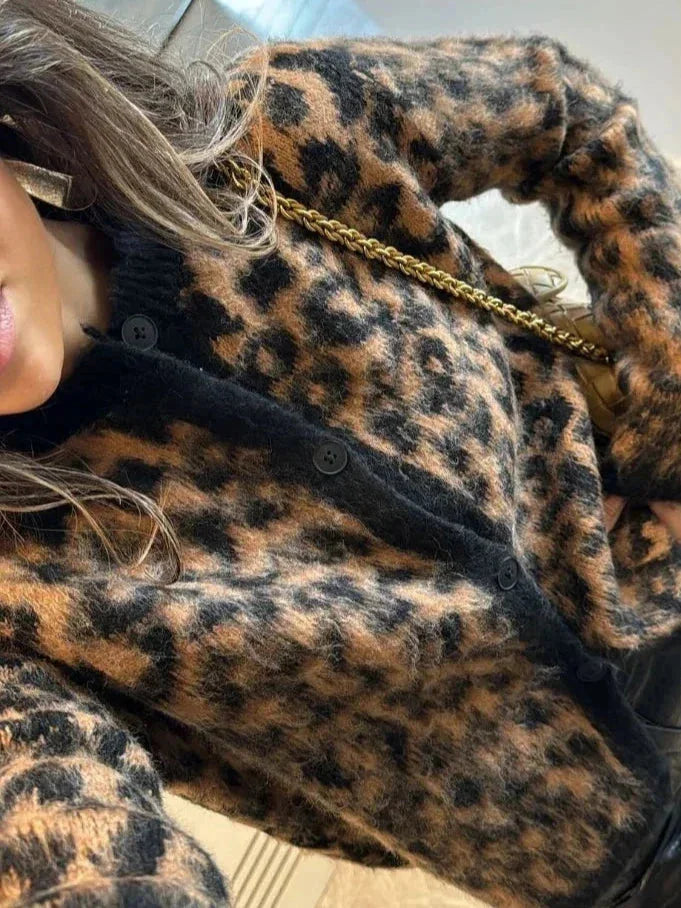 Cardigan femme beige à manches bouffantes, motif léopard, en tricot doux pour un style décontracté.