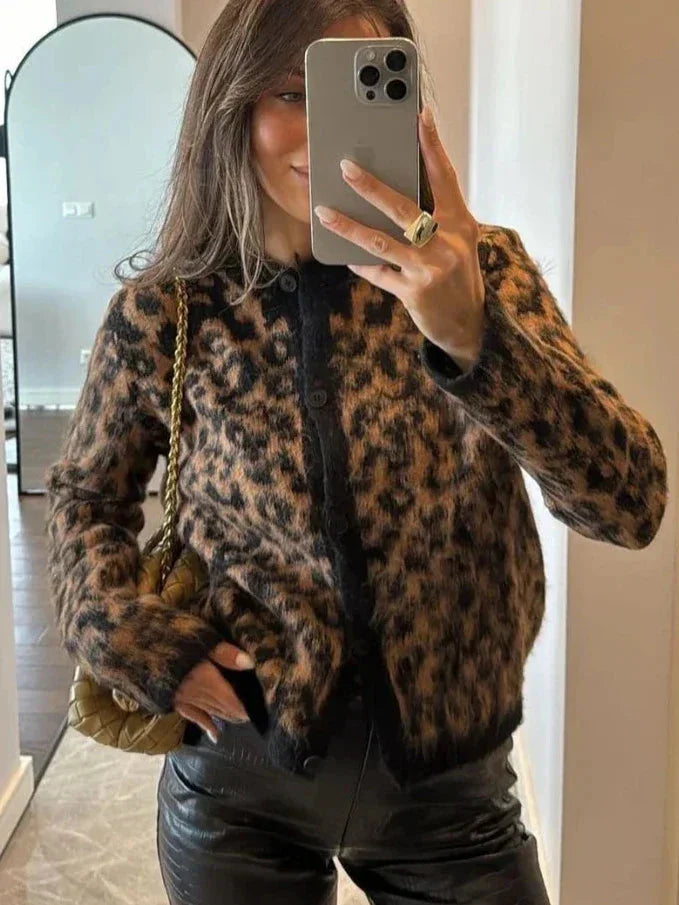 Cardigan femme à manches longues, motif léopard, en tissu doux, adapté pour des tenues décontractées.