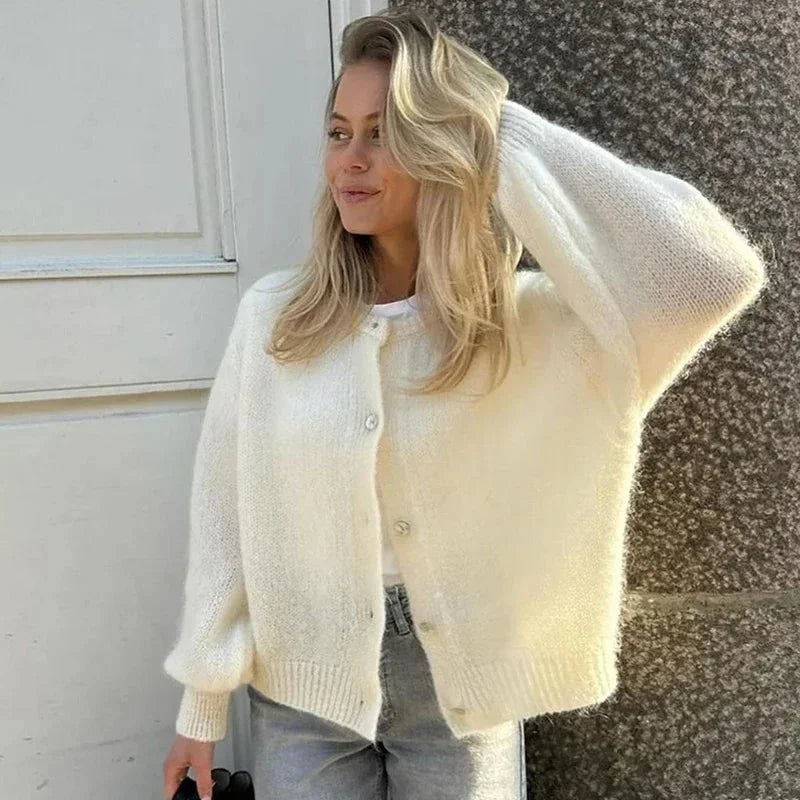 Cardigan femme rose à manches longues avec motif animalier en tricot doux, adapté pour des tenues décontractées.