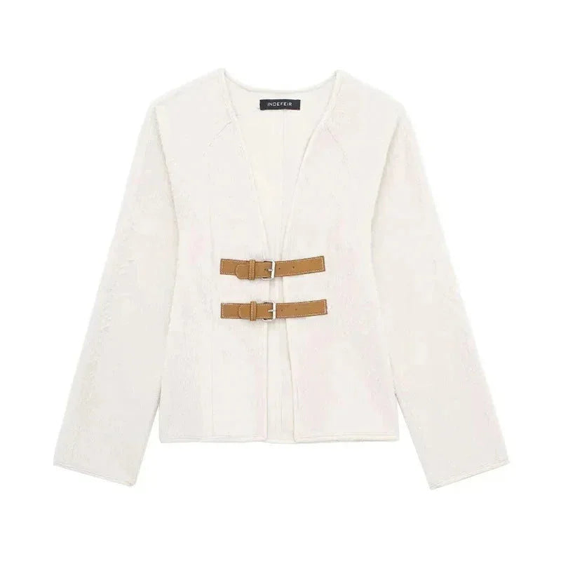Cardigan femme moderne beige avec sangles, en tissu doux, coupe décontractée.