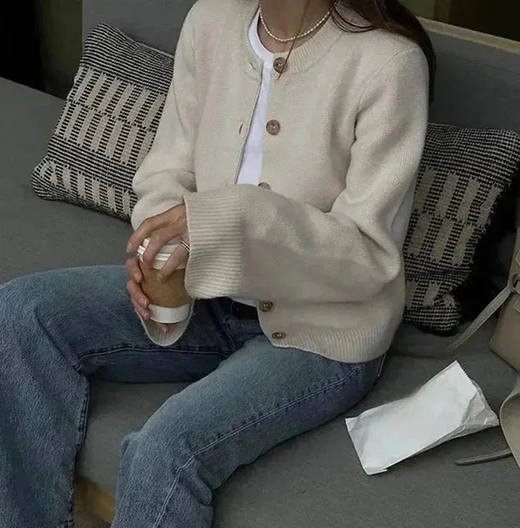 Cardigan femme kaki à boutons, en tricot doux, adapté pour des tenues décontractées et élégantes.