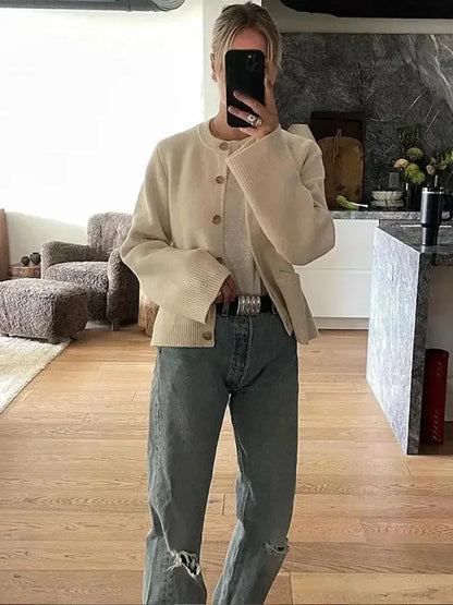 Cardigan noir pour femme, à boutons, coupe décontractée et design moderne.