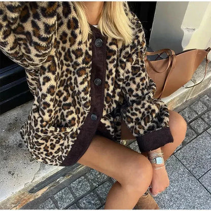 Cardigan femme en tricot avec motif léopard, fermeture à boutons et coupe décontractée.