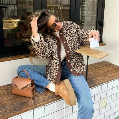 Cardigan femme à motif léopard, fermeture par boutons, coupe décontractée, adapté pour les journées chaudes.