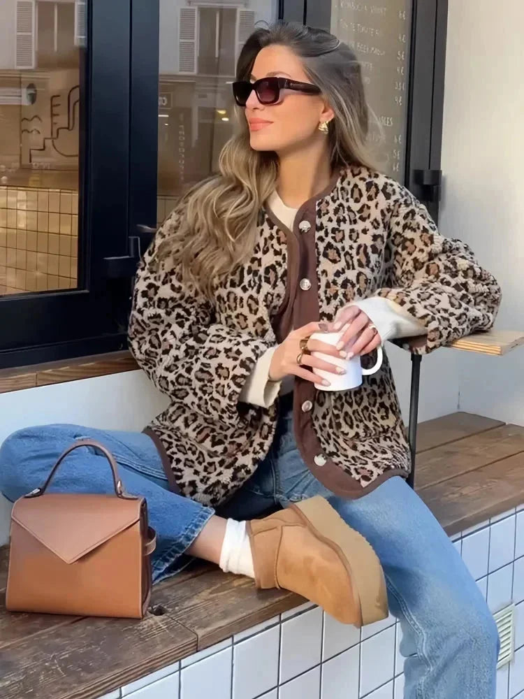 Cardigan femme en tricot avec motif léopard, fermeture à boutons, coupe décontractée.