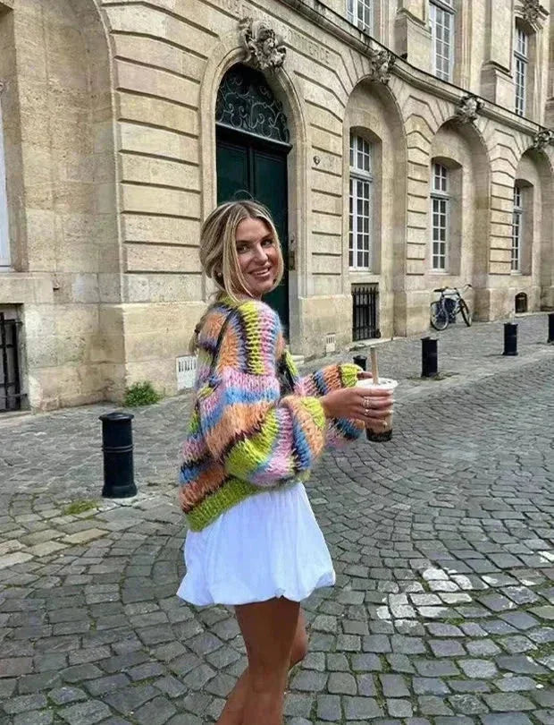 Cardigan femme multicolore en maille, coupe ouverte, manches longues, design à rayures pour un style décontracté.