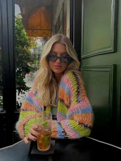 Cardigan femme multicolore en maille, coupe décontractée, rayures, manches longues.