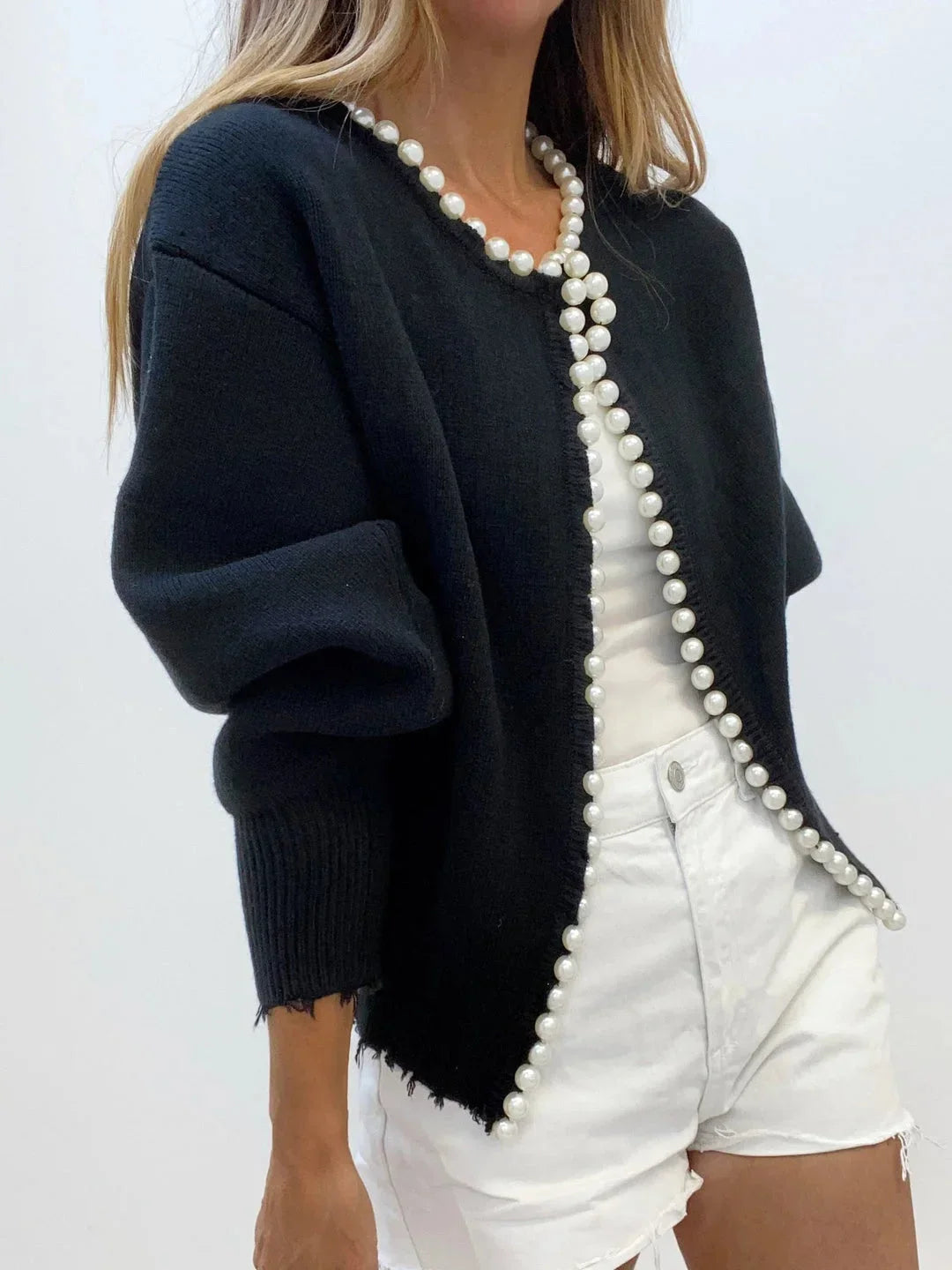 Cardigan femme ouvert en bleu marine avec bordure en perles, en tissu doux et léger.