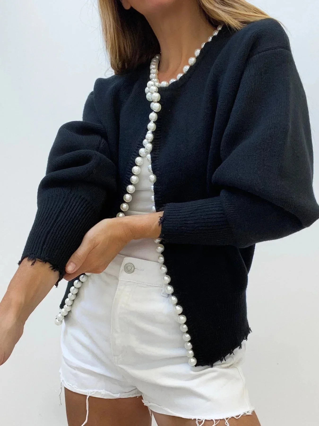 Cardigan femme ouvert en bleu marine, avec bordure en perles, conçu en matériau doux pour un style polyvalent.