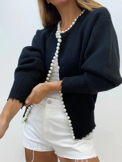 Cardigan femme ouvert en bleu marine, avec bordure en perles, conçu en matériau doux pour un style polyvalent.