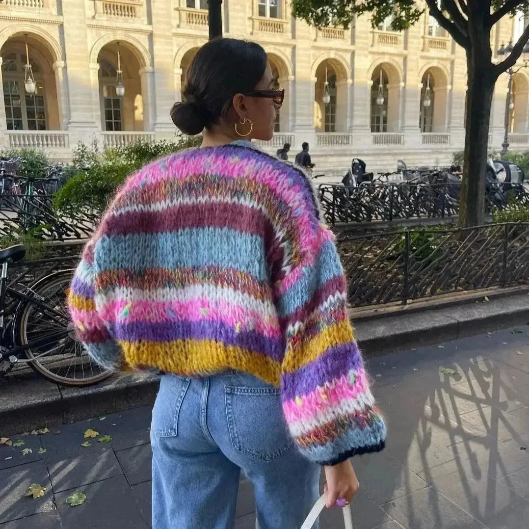 Cardigan femme à rayures colorées, manches larges, en matière douce, adapté pour des occasions décontractées.