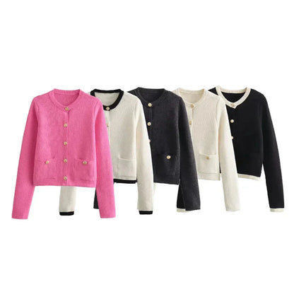 Cardigan femme en tricot rose avec boutons, design élégant et coupe classique.
