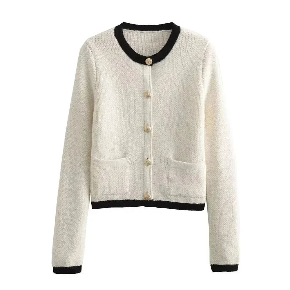Cardigan femme tricoté blanc, avec boutons, au design classique et coupe polyvalente.