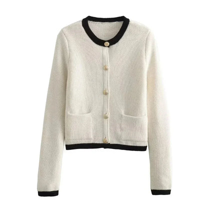 Cardigan femme tricoté blanc, avec boutons, au design classique et coupe polyvalente.