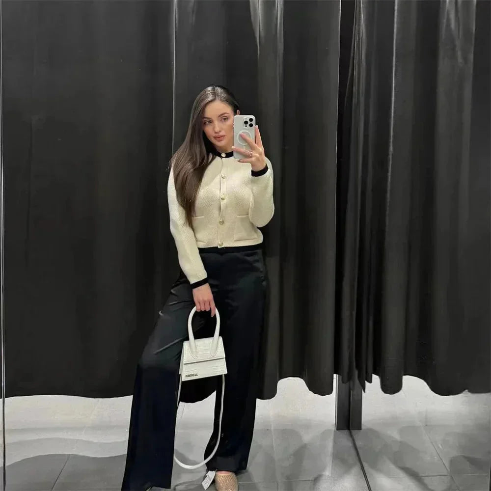Cardigan beige pour femme en tricot avec boutons, conçu en laine douce, adapté aux saisons intermédiaires.