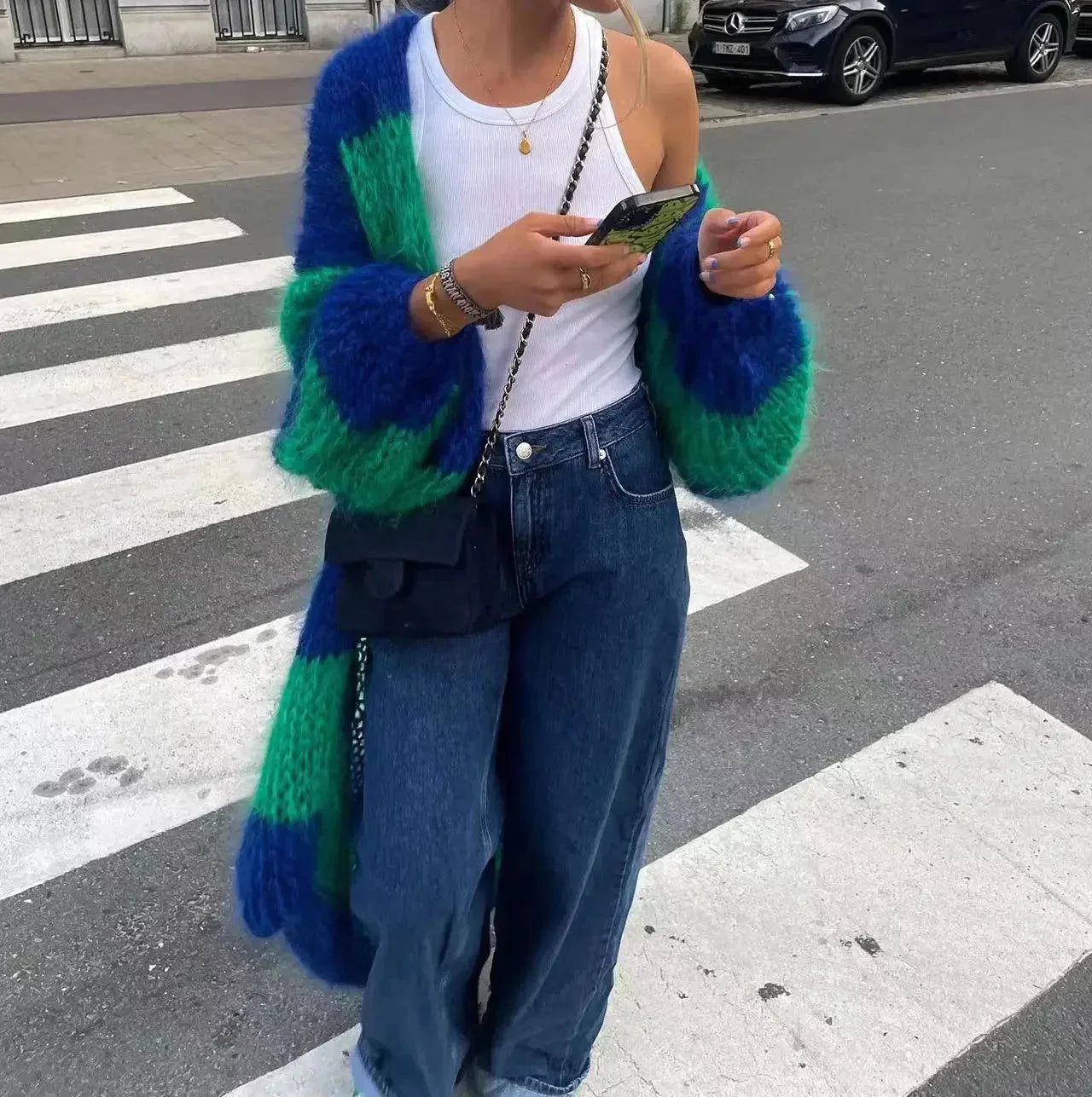 Cardigan long femme à rayures vert, en coton doux, avec une coupe ouverte et un design contemporain.