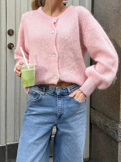 Cardigan femme en tricot rose, boutonné, avec un design classique et une coupe confortable pour l'hiver.