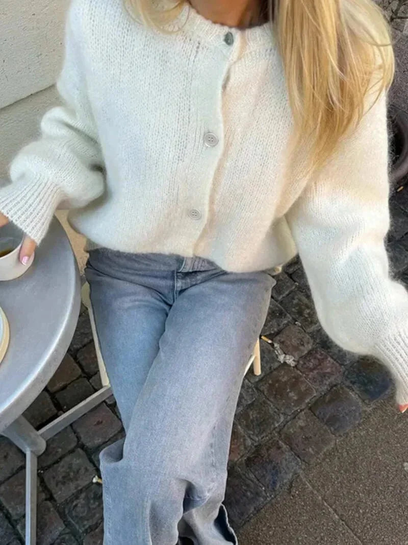 Cardigan femme en tricot blanc, boutonné sur toute la longueur, au design classique, adapté pour l'hiver.