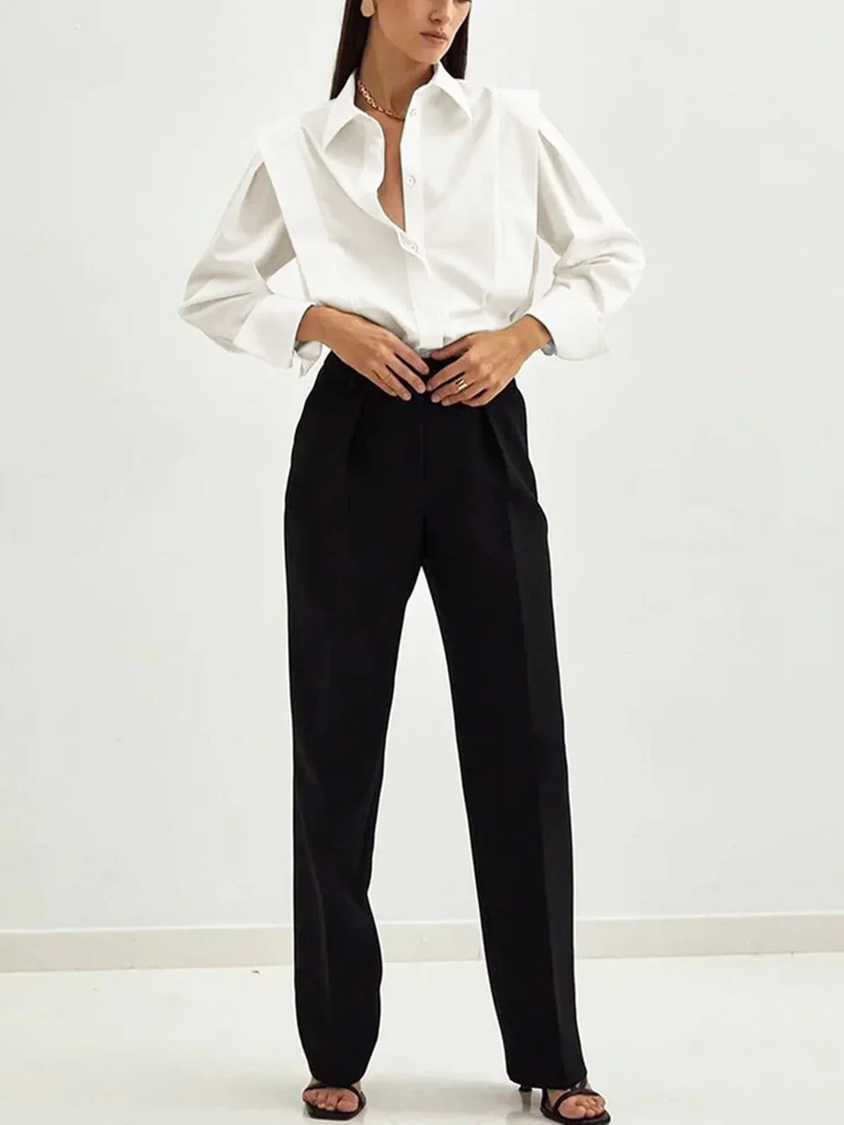 Chemise carrée noire pour femme en coton léger avec plusieurs boutons et coupe moderne.