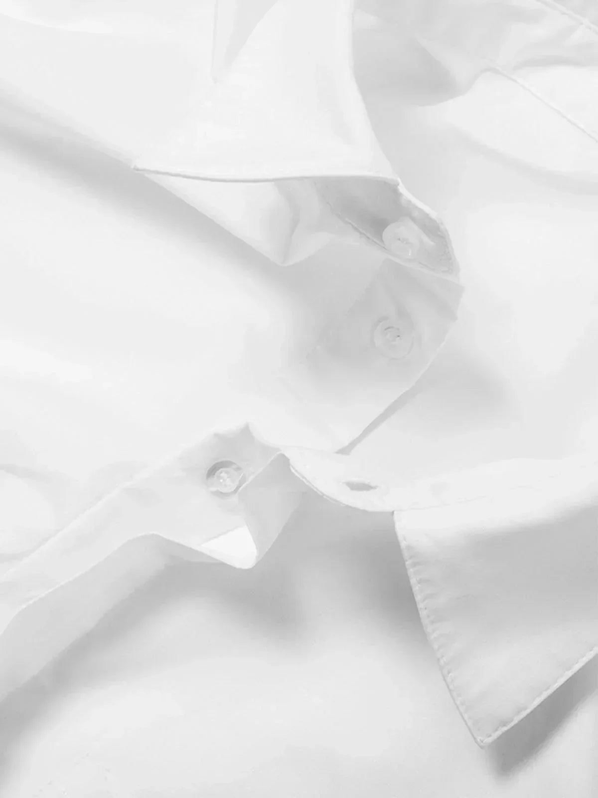 Chemise cropped femme en coton avec un design moderne, dotée de boutons avant et d'une coupe ajustée pour un style…