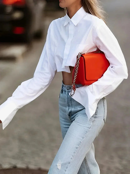 Chemise cropped femme en coton léger, avec un design moderne et des boutons sur le devant pour un style contemporain.