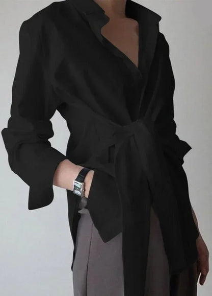 Chemise femme blanche en coton léger, ajustable avec ceinture nouée à la taille.