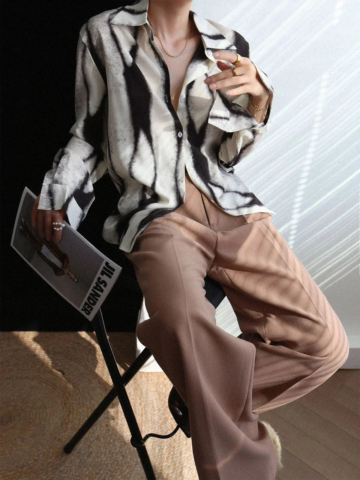 Chemise femme à imprimé abstrait, en coton léger, manches longues, col classique, idéale pour un look décontracté.