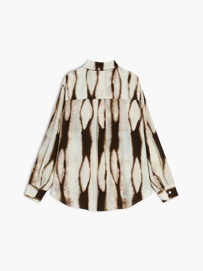 Chemise femme à imprimé abstrait, en coton léger, avec manches longues et col classique, idéale pour un look décontracté.