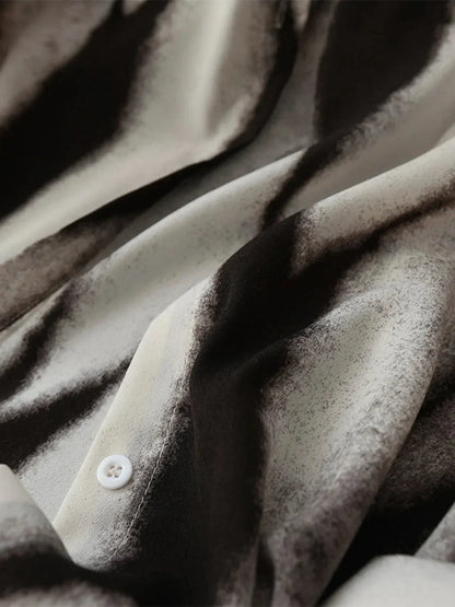 Chemise femme à imprimé abstrait, en coton léger, manches longues et coupe fluide, idéale pour un look décontracté.