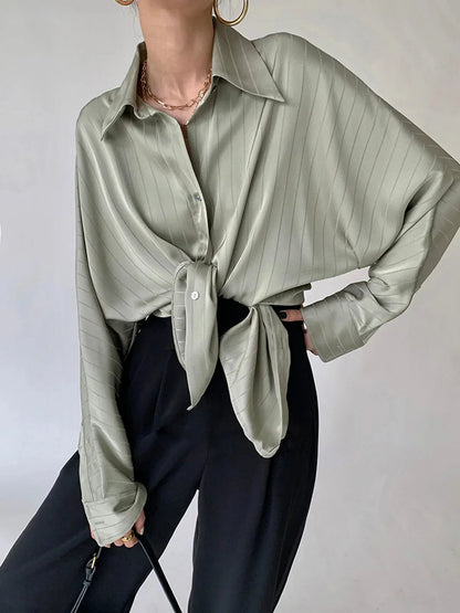 Chemise femme en coton léger, avec boutons dorés et finitions élégantes, idéale pour un style sophistiqué au quotidien.