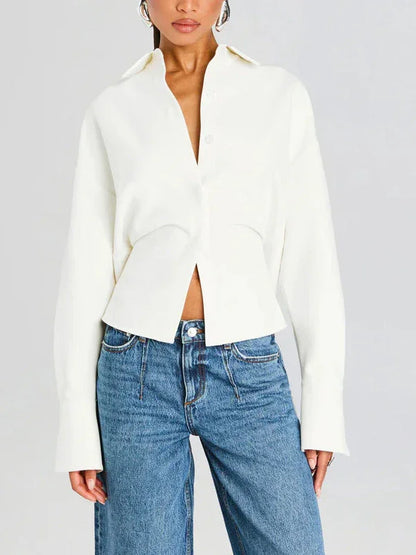 Chemise fluide blanche cassée pour femme, en coton léger, avec boutonnière et coupe classique.