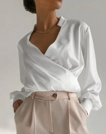 Chemisier femme blanc col en V, manches longues ajustées en coton respirant.