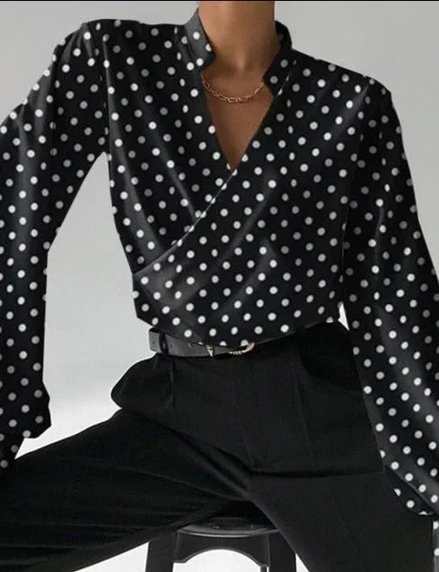 Chemisier femme blanc col en V, manches longues ajustées en mélange de coton léger.