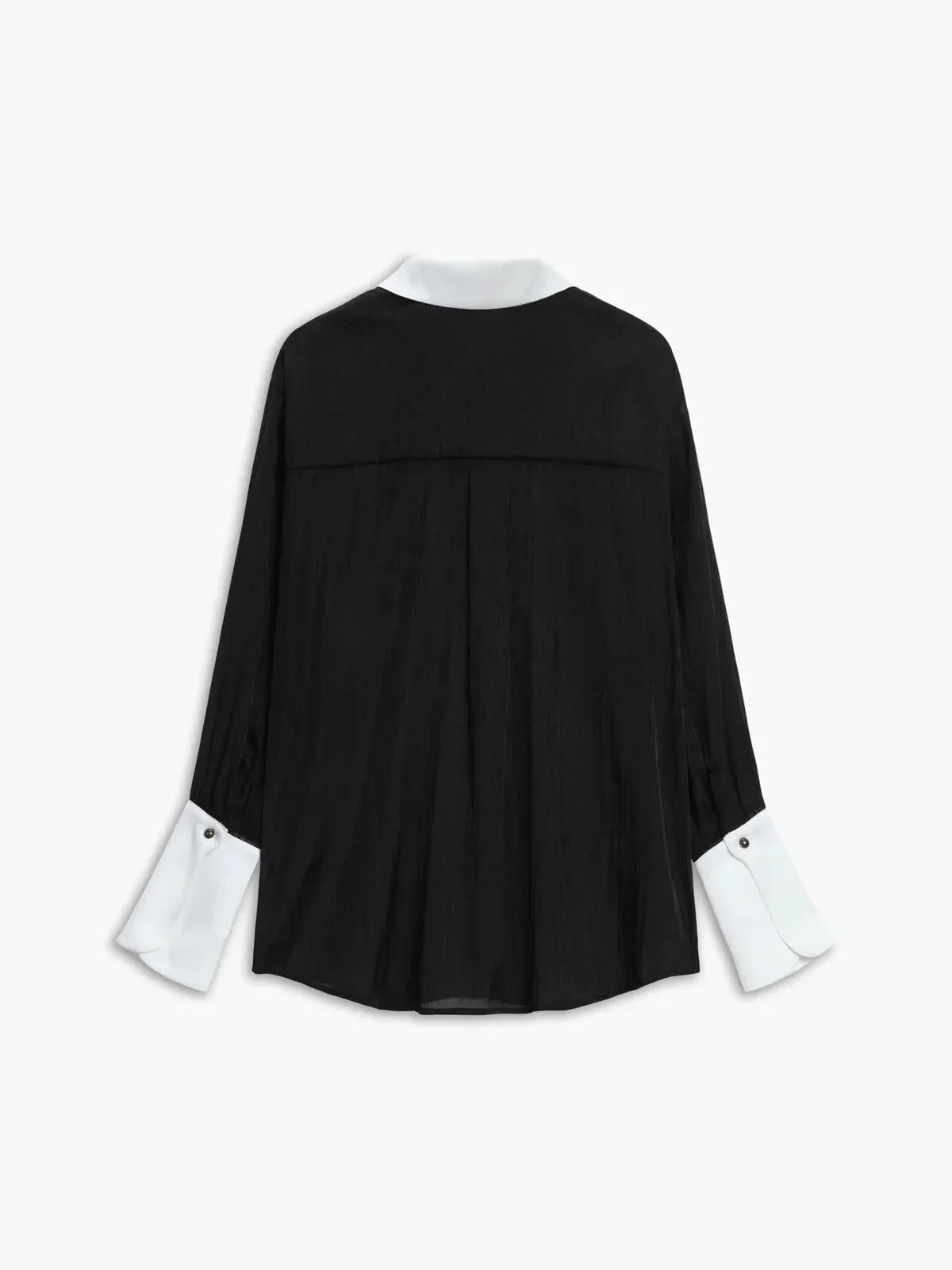 Chemisier femme transparent avec boutons, col élégant, manches longues et coupe fluide, idéal pour un look chic et léger.
