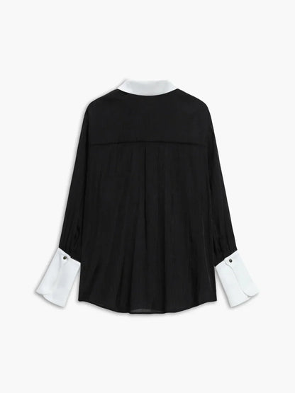 Chemisier femme transparent avec boutons, col élégant, manches longues et coupe fluide, idéal pour un look chic et léger.