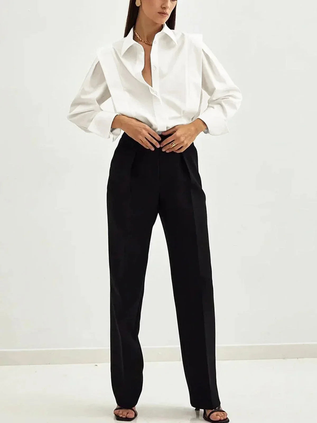 Chemisier oversize femme en coton doux, avec détails boutonnés et manches longues, idéal pour un look décontracté.