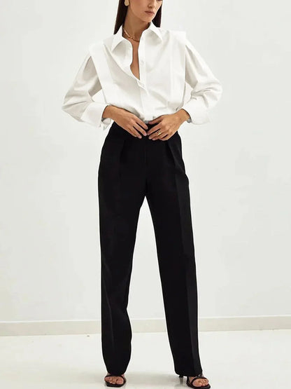 Chemisier oversize femme en coton doux, avec détails boutonnés et manches longues, idéal pour un look décontracté.