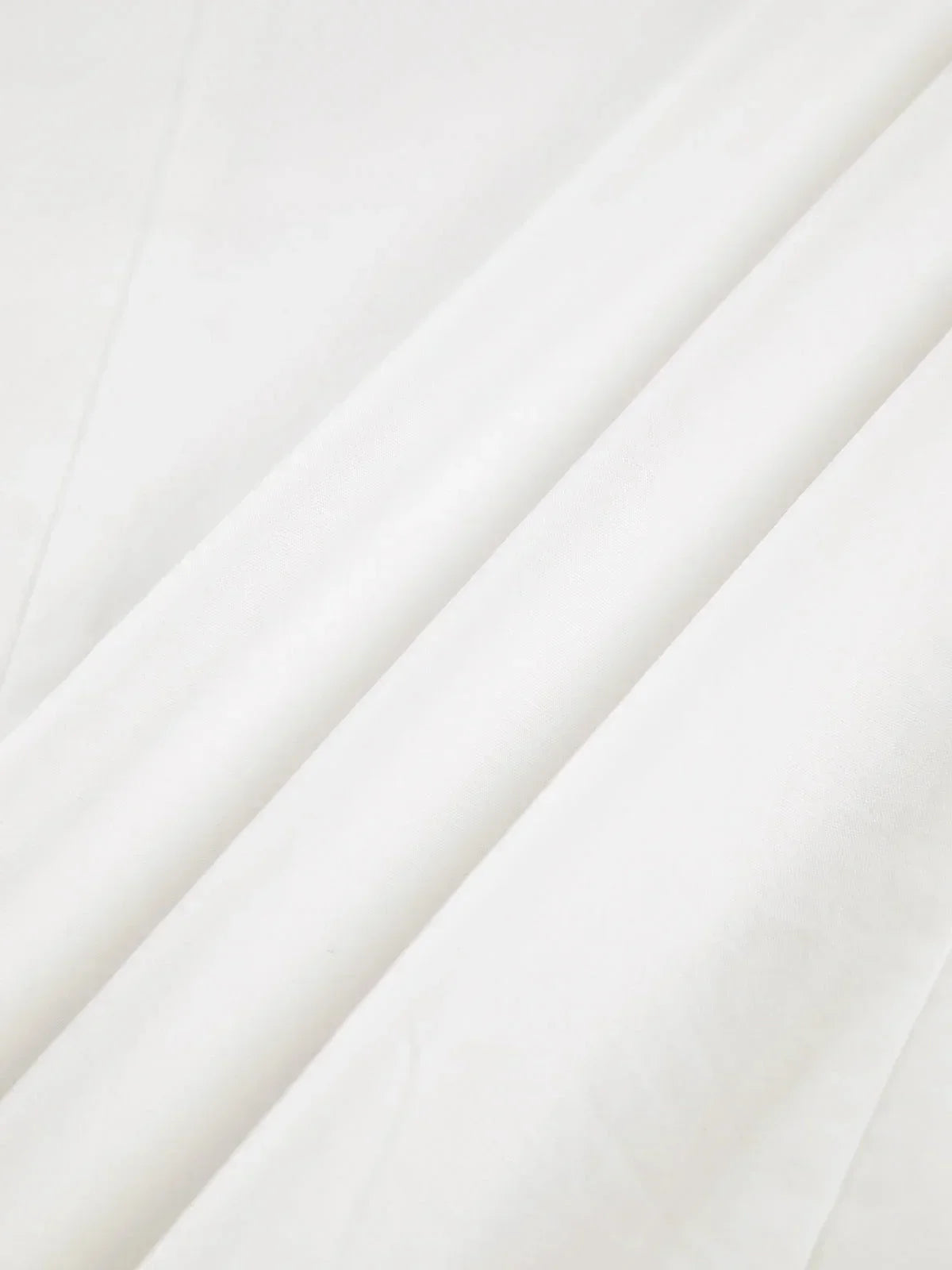 Chemisier oversize femme en coton, avec des détails boutonnés aux poignets et à l'encolure, idéal pour un look décontracté.