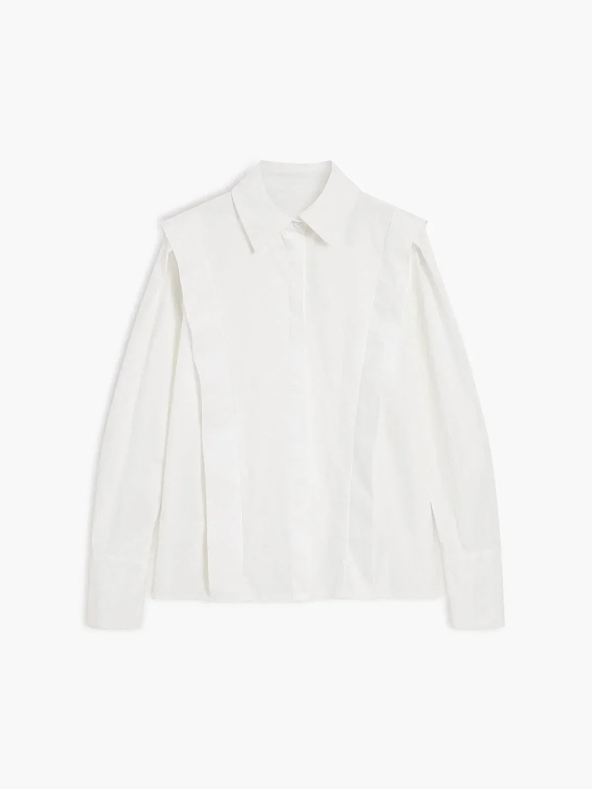 Chemisier oversize femme en coton léger, avec détails boutonnés sur les manches et col classique, idéal pour un look…