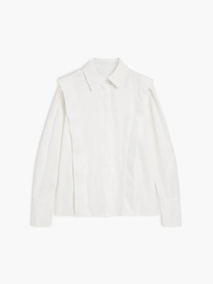 Chemisier oversize femme en coton léger, avec détails boutonnés sur les manches et col classique, idéal pour un look…
