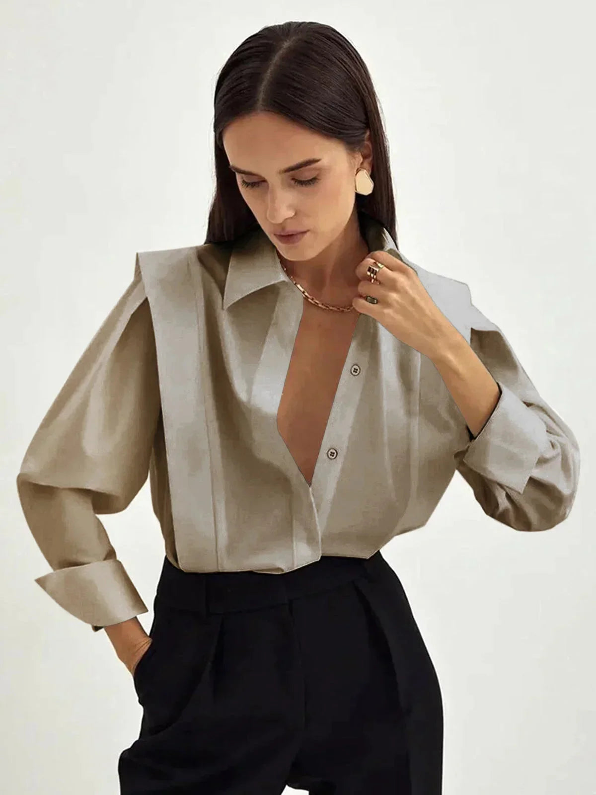 Chemisier oversize kaki en coton, avec des détails boutonnés et une coupe ample, idéal pour un look décontracté et élégant.