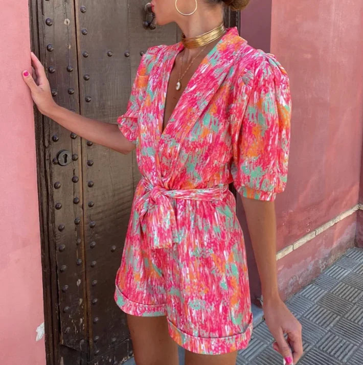Combinaison courte femme en coton, manches bouffantes, avec ceinture nouée pour un look féminin et décontracté.