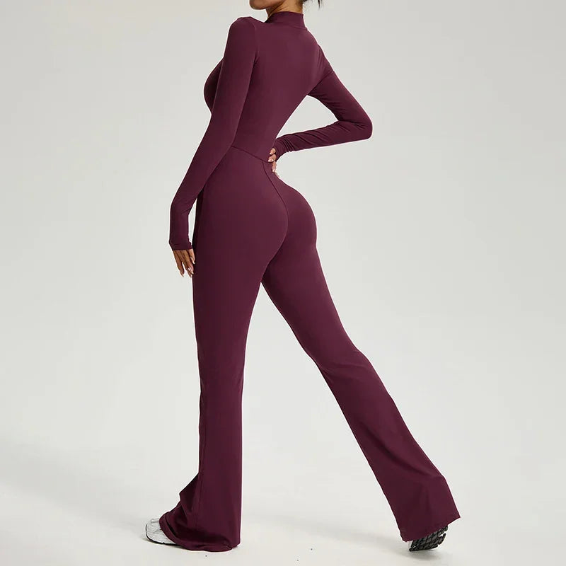 Combinaison de yoga marron pour femme, manches longues, zip intégral et tissu respirant pour le confort.