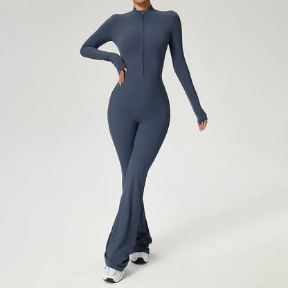 Combinaison de yoga marron à manches longues et zip, conçue pour le confort et la liberté de mouvement.