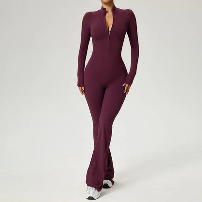 Combinaison de yoga grise pour femme, manches longues, avec zip, en tissu respirant pour le confort durant l'entraînement.
