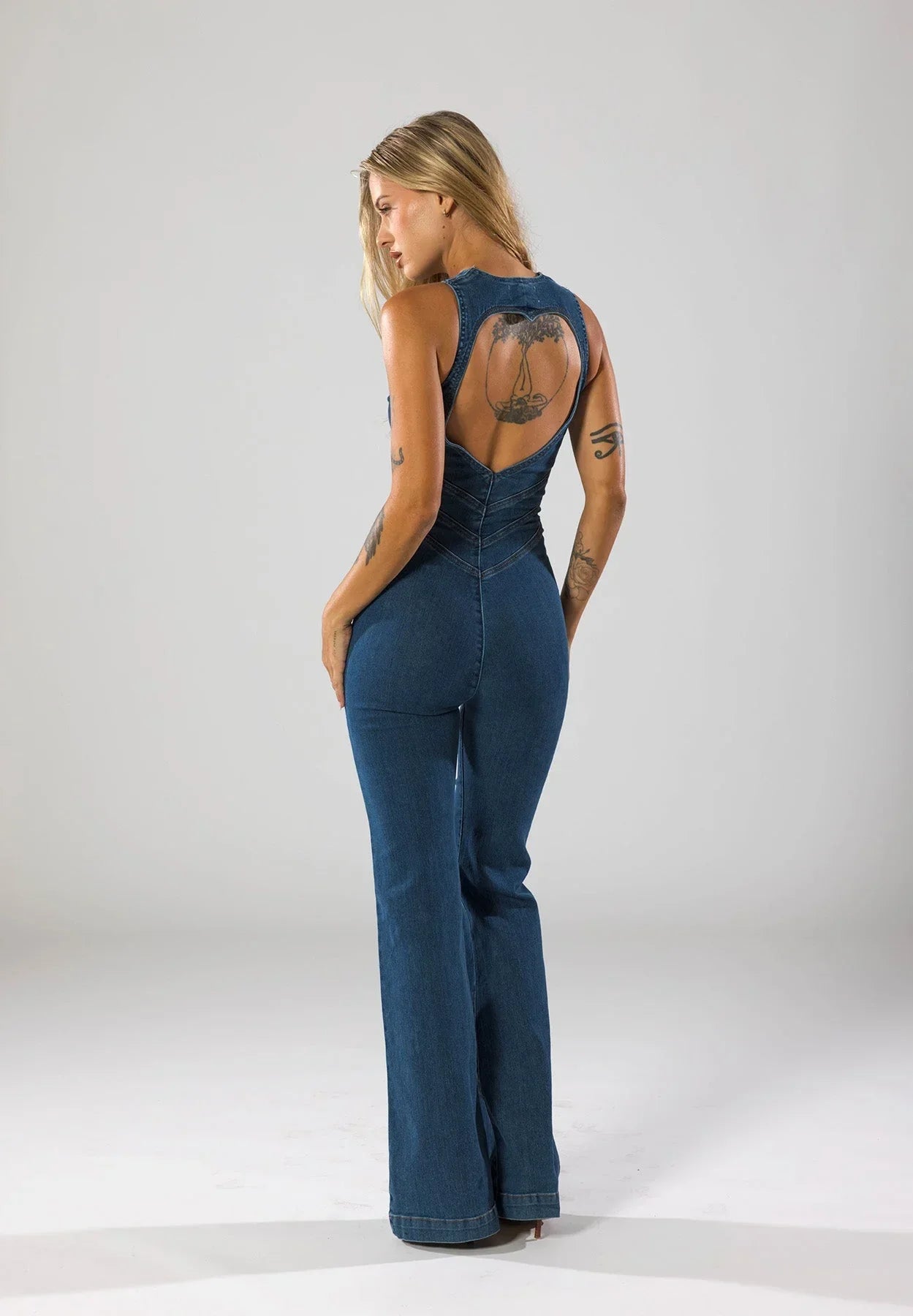 Combinaison en denim bleu marine pour femme, décolleté plongeant, design polyvalent pour occasions décontractées et…