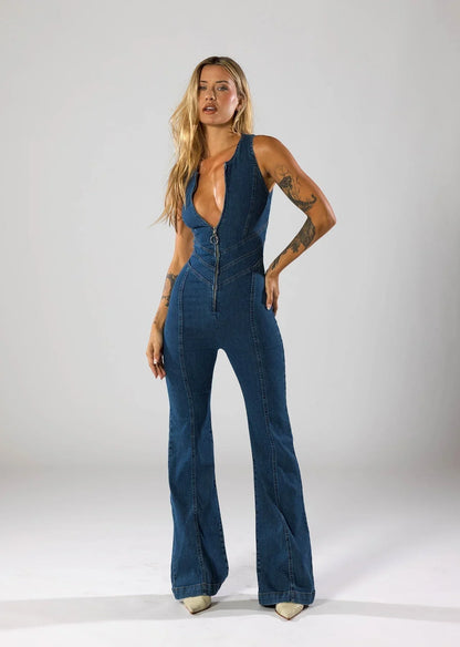 Combinaison en denim bleu marine pour femme, décolleté plongeant, coupe décontractée, tissu résistant.