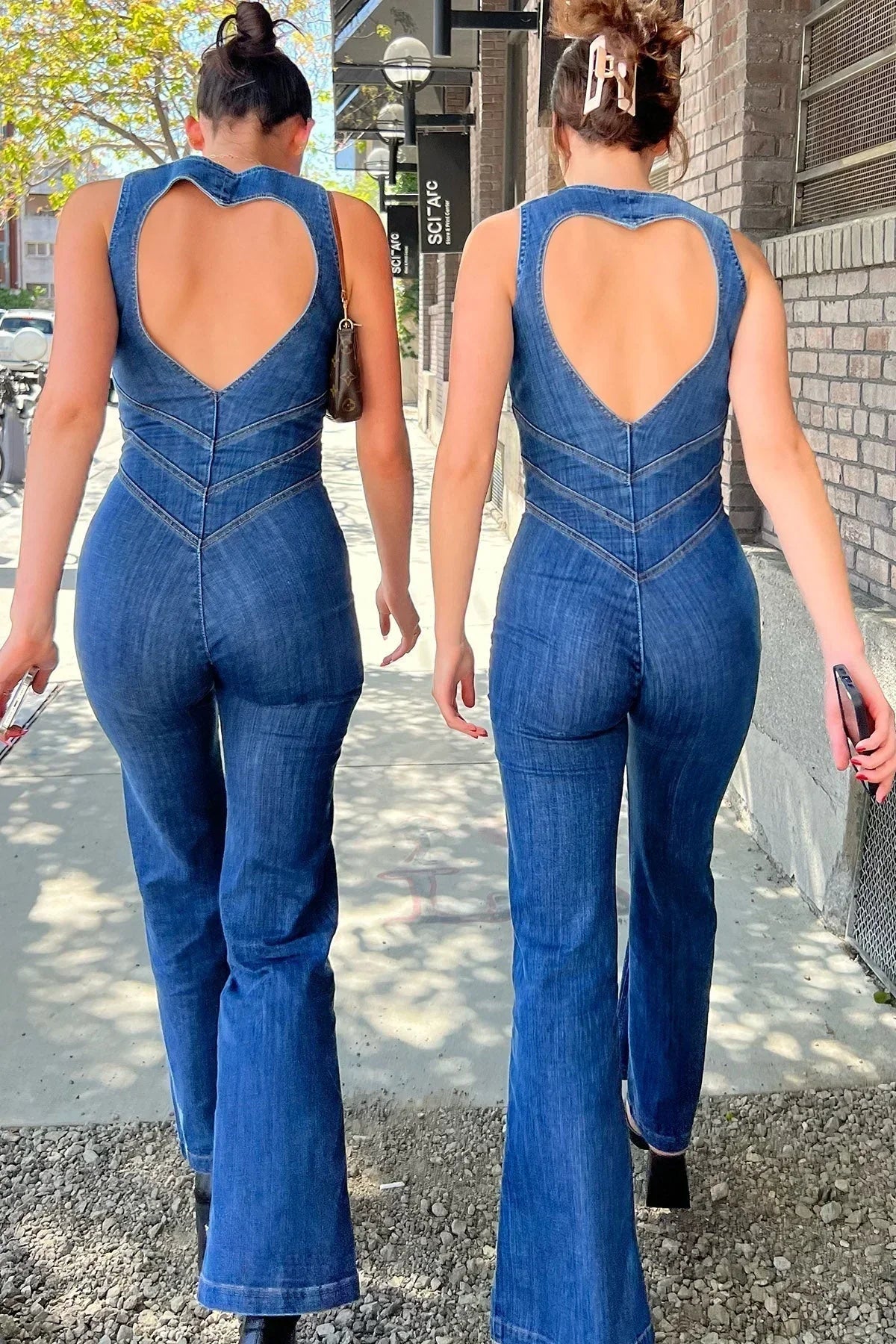 Combinaison en denim pour femme, décolleté plongeant, en bleu classique, parfaite pour un style décontracté.
